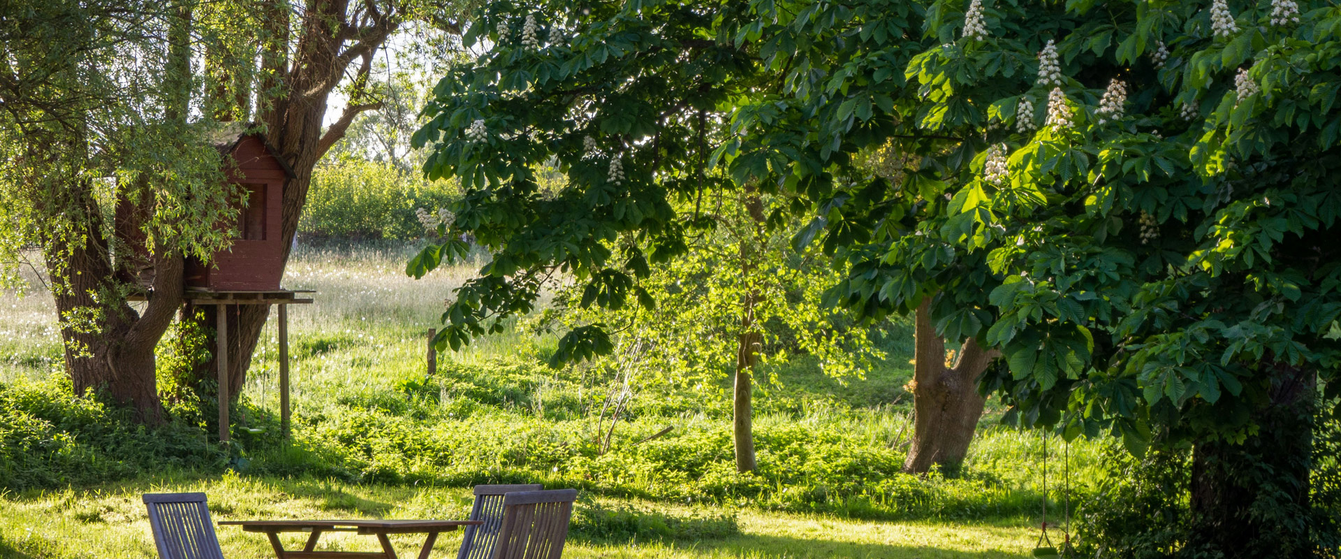 Garten mit Baumhaus und Sitzplatz